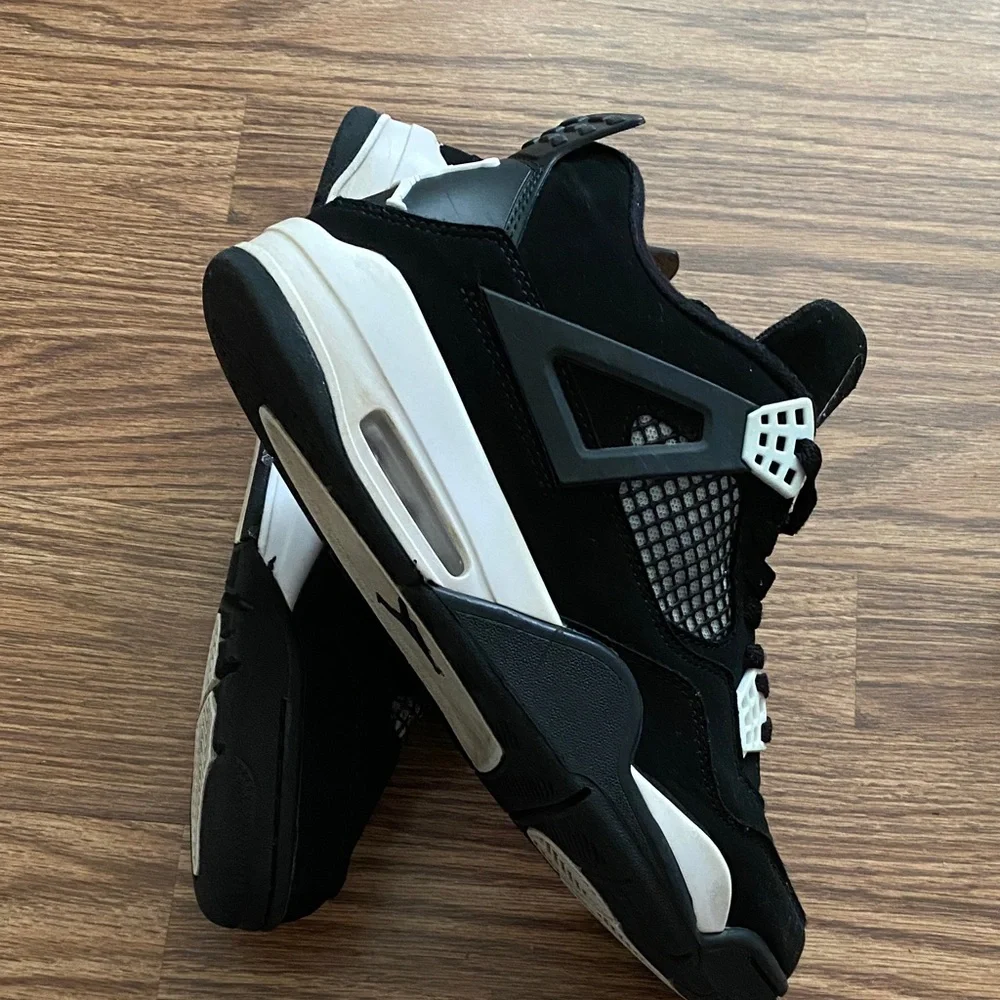 Jordan Men's Black and White Basketball Sneakers Retro Thunder Z. 10